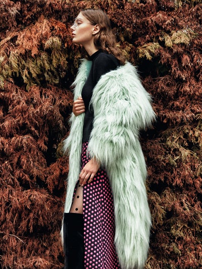 Jersey de Adolfo Dominguez y falda de Emporio Armani. El abrigo es un diseño de Miu Miu. Botas de Mascaró y medias de Calzedonia. Las gafas las firma Dior.