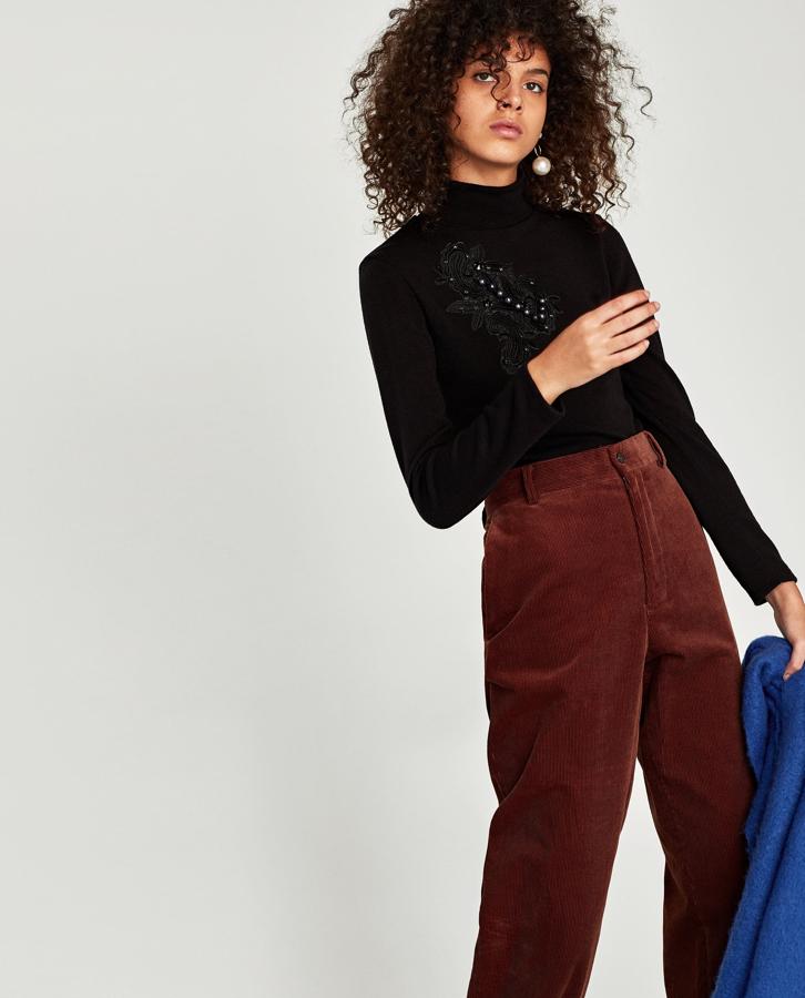 El jersey de cuello vuelto de Zara tiene, además, un original bordado delantero. Está rebajado de 19.95 a 12.99 euros.