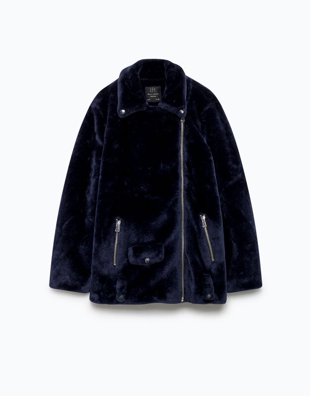 Abrigo de pelo azul marino de Lefties. Precio: 19 euros.