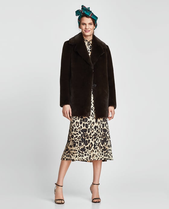 Abrigo de pelo marrón de Zara. Precio: 69,95 euros.