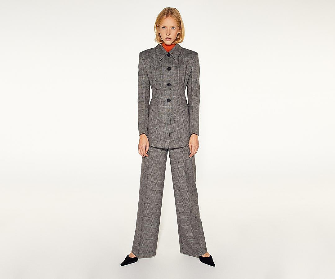 Chaqueta de cuadros con maxhombreras de Sfera. Precio: 39,99 euros.