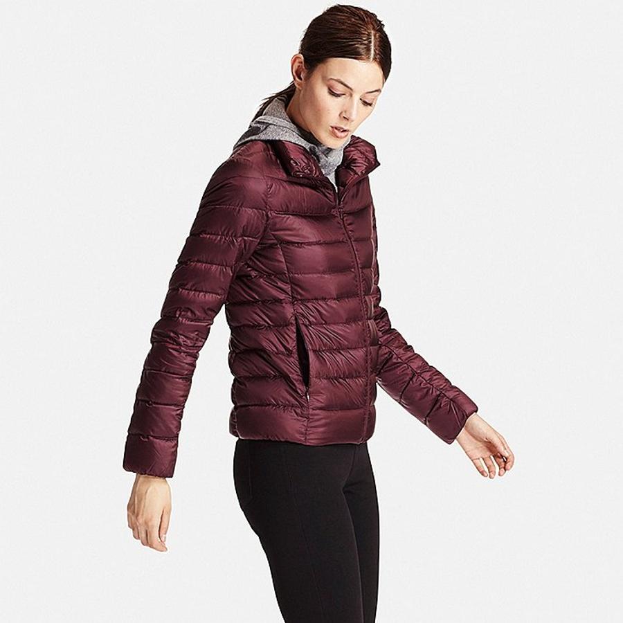 Una prenda de abrigo ligera, como este plumas de Uniqlo (rebajado de 69.90 a 49.90 euros).