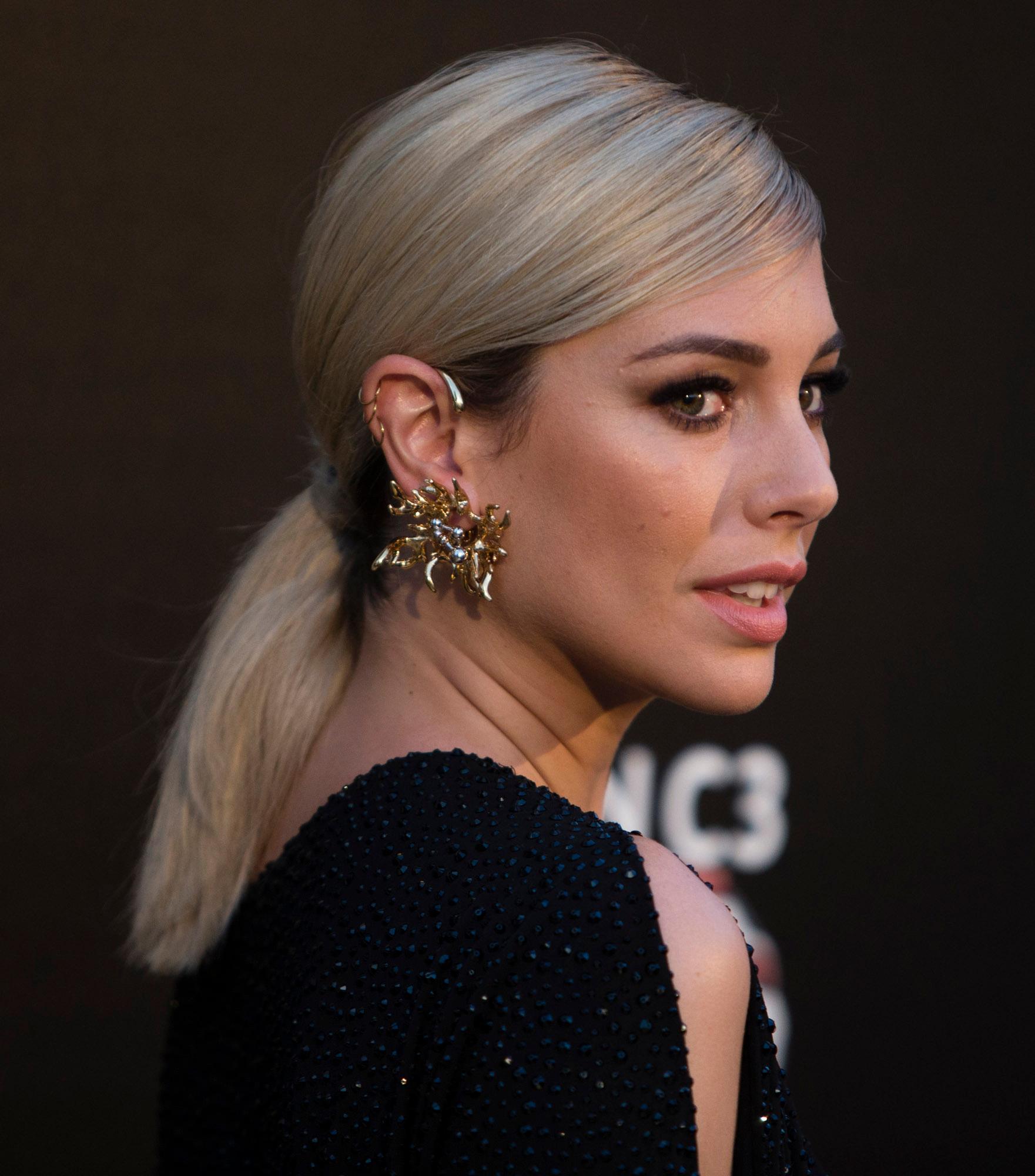 Blanca Suárez con coleta baja pulida, peinada con raya lateral. Un peinado muy sencillo y que puede servirte para tu dia a día o un evento más formal.