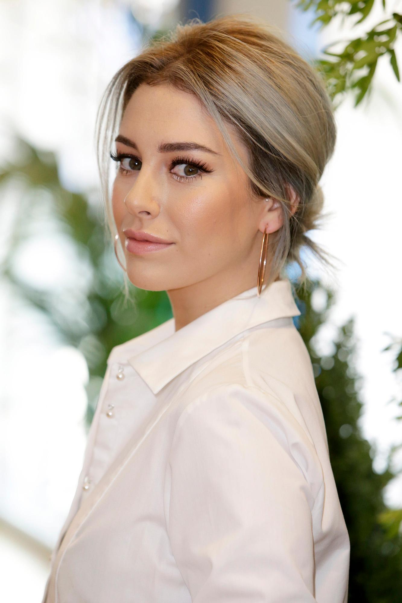 Blanca Suárez con moño bajo y raya en el medio con algunos mechones sueltos.