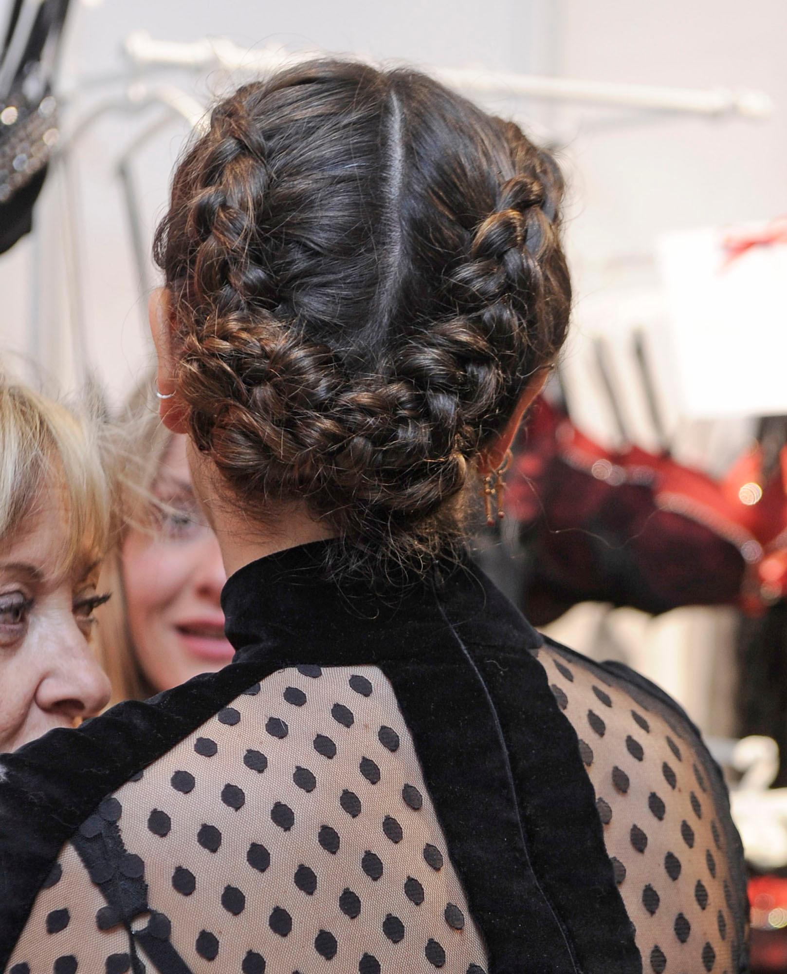 Blanca Suárez con trenzas de boxeadora acabadas en dos moños bajos. Una reinterpretación de las clásicas 'boxer braids'.