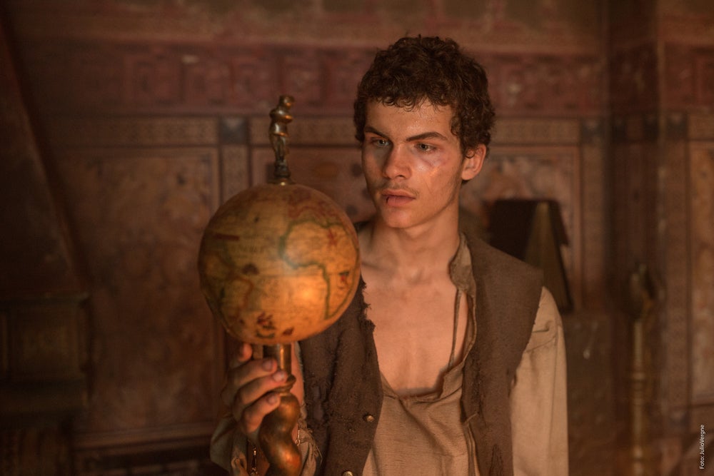 El actor Sergio Castellanos y su personaje Valerio Huertas.