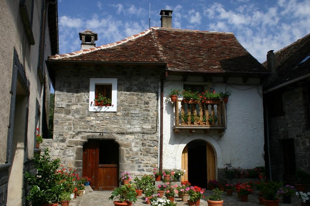 En Huesca (España) se encuentra un pequeño pueblo que nos ha robado el corazón. Se llama Anso y deberías ir a conocerlo... (Foto: Pinterest).