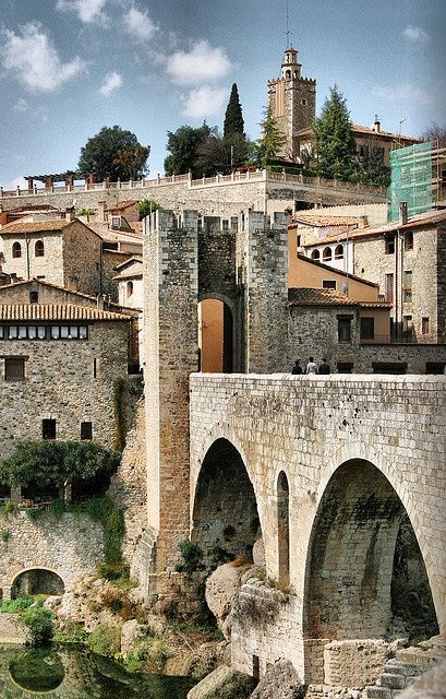 Besalu, en Girona (España), es un pueblo muy marrón y muy antiguo... ¡Y eso nos gusta! (Foto: Pinterest).