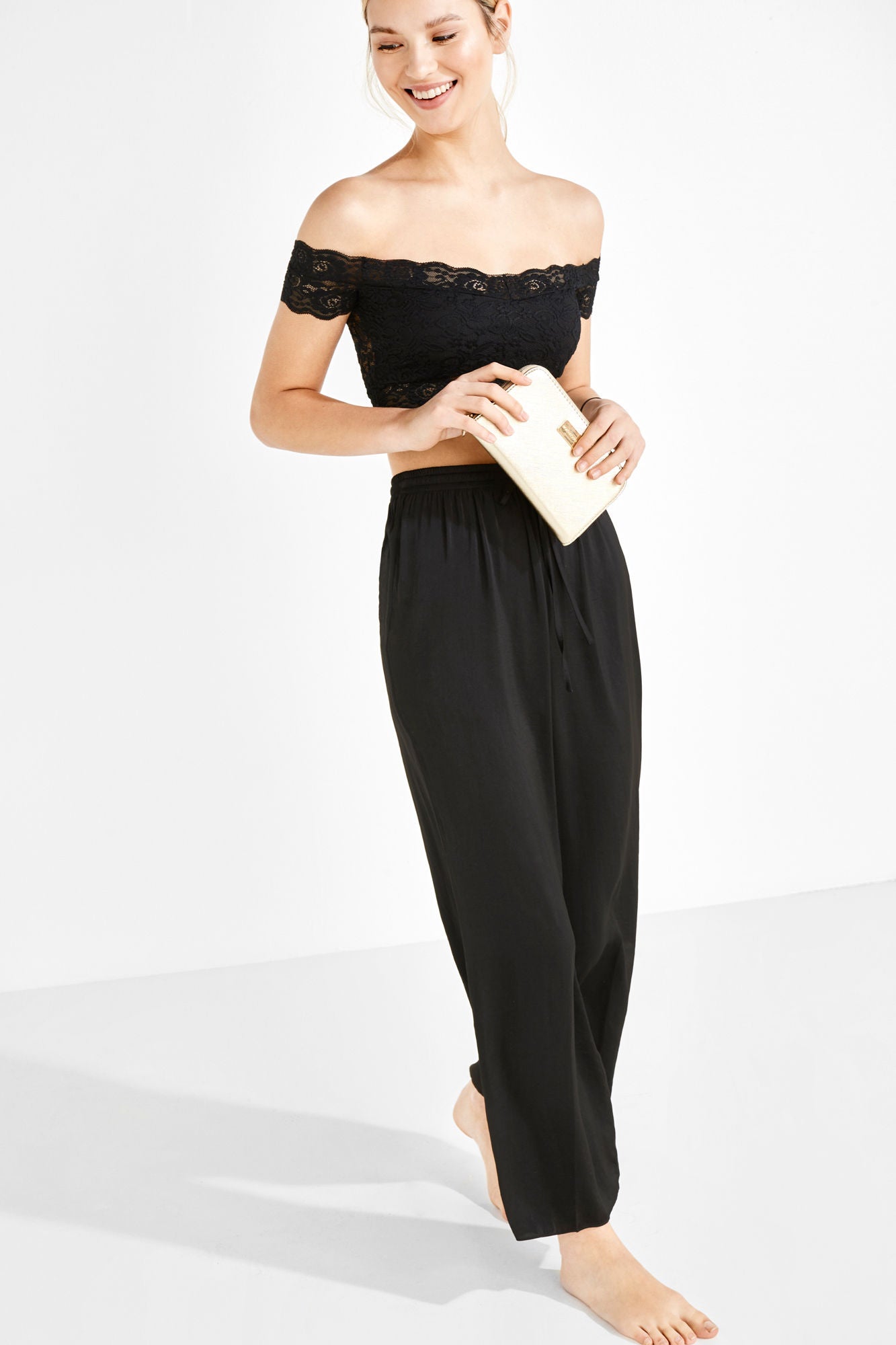 Este top con escote Bardot y manga corta te salvará en esa noches de verano en las que no sepas con qué combinar un pantalón Capri o palazzo. Es de Women' Secret (24,99 euros).