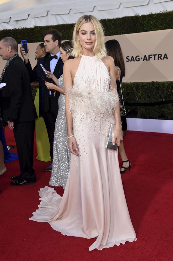 Margot Robbie, muy elegante y romántica con este diseño de Miu Miu.