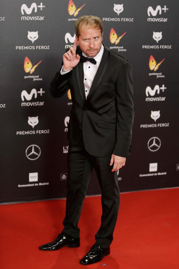 Alberto López parecía no oír bien lo que le decían los fotógrafos en lo Premios Feroz 2018.