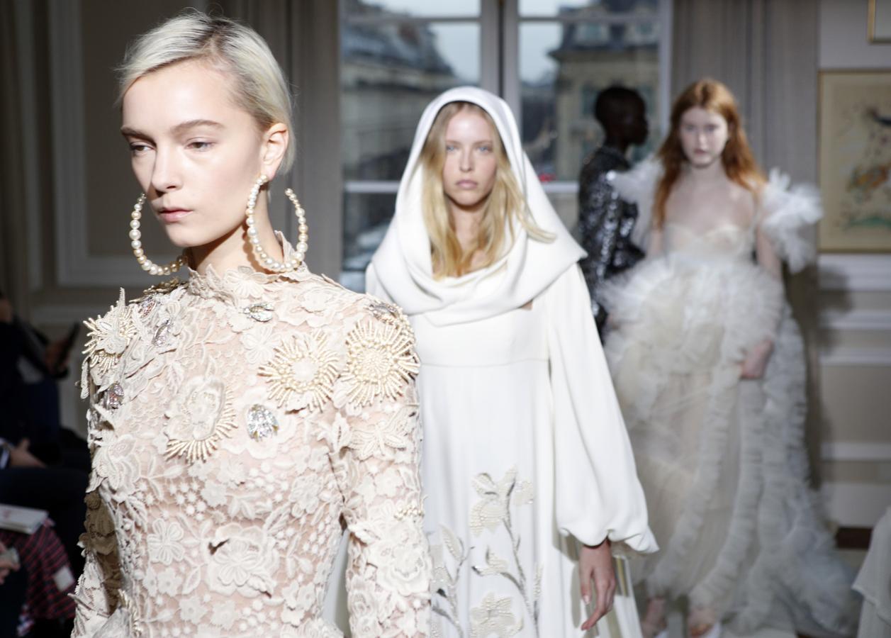 La Alta Costura de París nos presenta hasta el 25 de enero en la pasarela más exclusiva del mundo las propuestas de las grandes casas de moda de cara a la primavera-verano 2018.