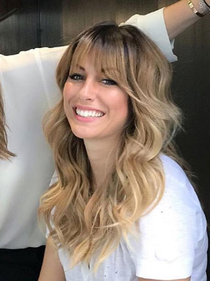 La actriz acababa de pasar por la peluquería favorita de las influencers barcelonesas,  Anara by Ana Lérida , y cambió su melena rojiza por un rubio luminoso que no nos puede dar más envidia.