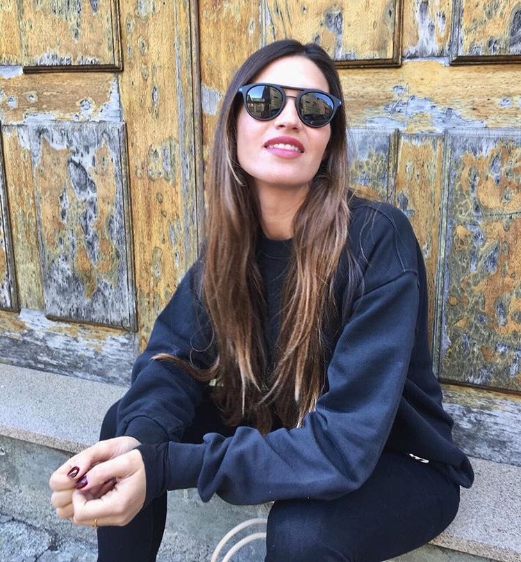 Sara Carbonero llevaba un tiempo planteándose la posibilidad de cortarse su larga melena y finalmente sí, 10 centímetros menos. Y un retoque de color. Un cambio sutil pero necesario.