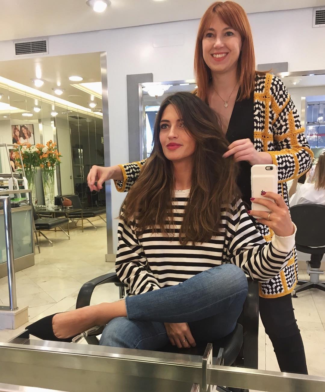 Sara Carbonero con María Baras de Cheska, la peluquería que ha renovado su melena, cortándola 10 centímetros. Además, la periodista ha retocado el color y las mechas de su pelo.