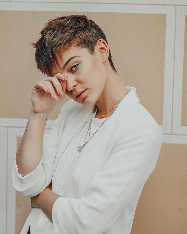 Laura Escanes sorprendió en 2017 cortándose el pelo y tiñiéndose de rubio, y ahora vuelve al castaño y con el flequillo más corto.