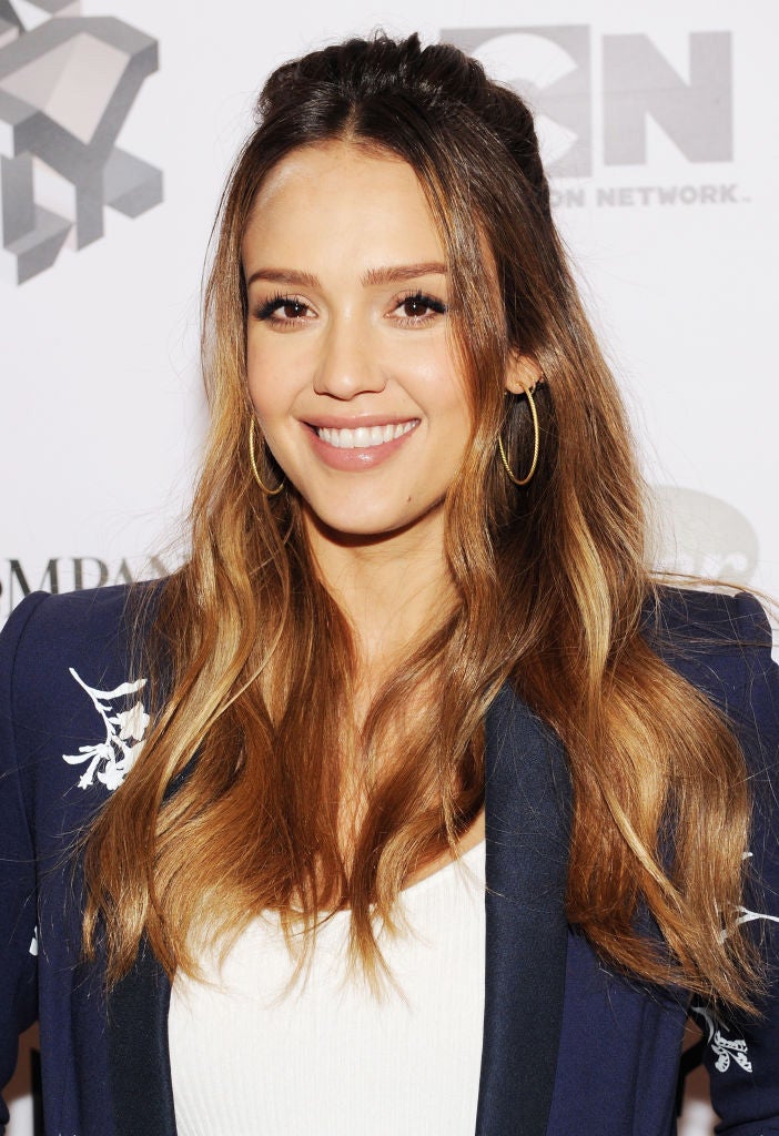Jessica Alba con su larga melena que ha lucido durante su embarazo. Como muchas mujeres, después de dar a luz ha decidido renovar su look, recortando su melena.