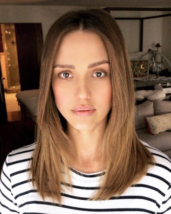 Jessica Alba ha estrenado cambio de look tras su reciente maternidad. La actriz ha recortado unos centímetros su larga melena y luce ahora un long bob.