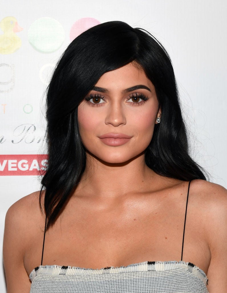 Kylie Jenner juega al despiste con su melena. Tan pronto aparece de rubia, como de morena, con el pelo largo, o con un bob. ¿Cómo te gusta más?
