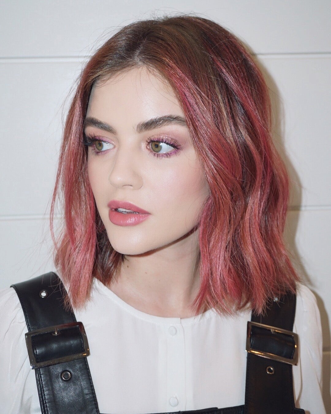 Lucy Hale se apunto a las mechas fantasía tiñendo su bob de color rosa oscuro.