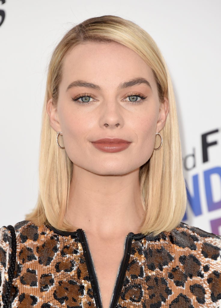 Margot Robbie nos ha enseñado en las últimas semanas los mil y un peinados de la melena midi. Ahora que luce un bob, estamos deseando ver cómo lo peina.