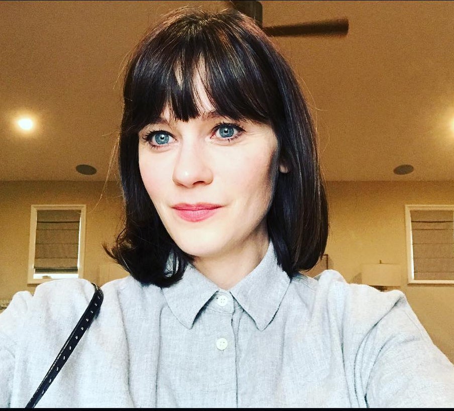 La actriz Zooey Deschanel ha dicho adiós a su melena larga y ha apostado por un bob por encima del hombro con flequillo al ras de las cejas.