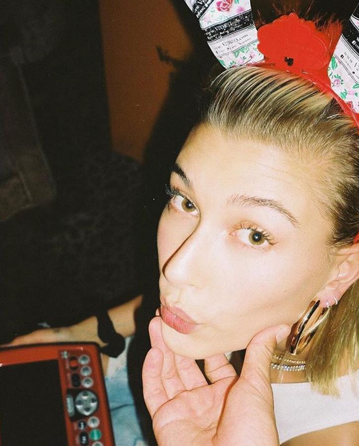 Aunque el look azul pitufo que verás a continuación parece el cambio más drástico, no lo es para alguien como Hailey, que pasa del rosa al platino sin que le tiemble el pulso. De hecho, apenas ha tardado 48 horas en volver a este rubio.