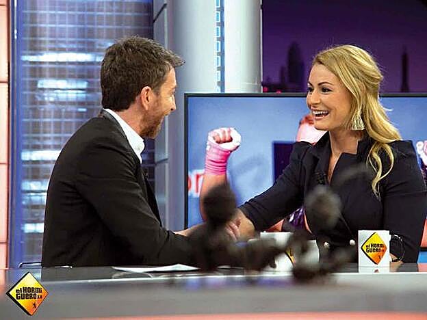 Alba Carrillo sentada en el 'Chester' de Risto Mejide.