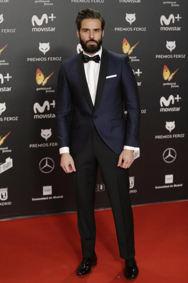 Álex Barahona desfiló por la alfombra roja con un esmoquin azul y zapatos de charol.