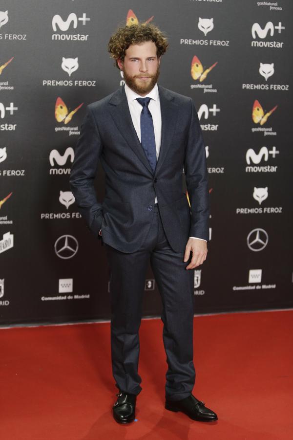 Álvaro Cervantes, con traje de chaqueta y corbata azul marino. Elegante y correcto