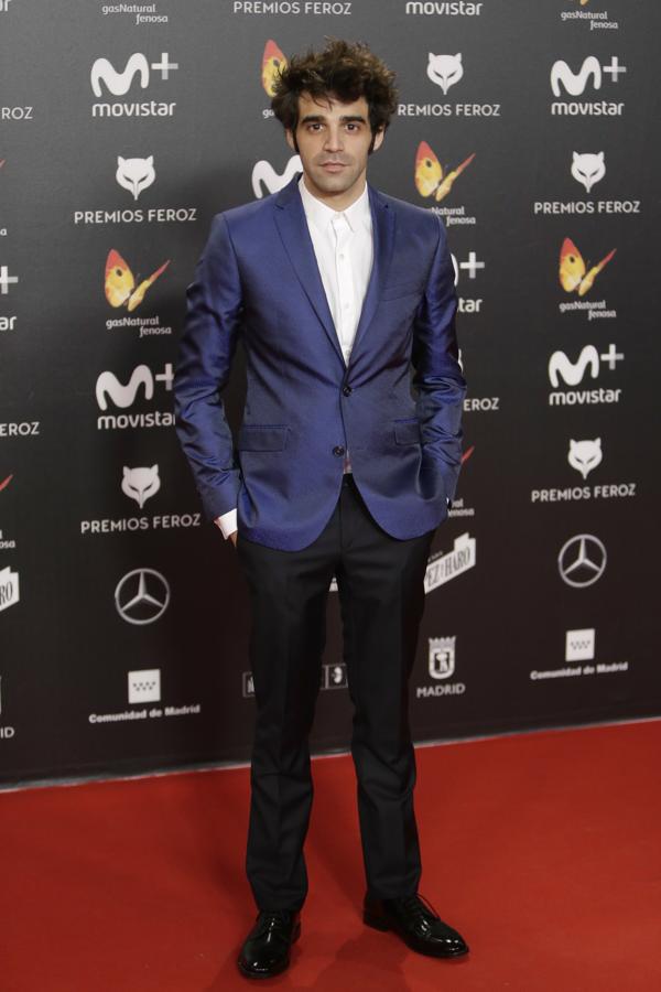 David Verdaguer apostó por una chaqueta azul tornasolada, camisa blanca completamente abrochada y pantalón negro