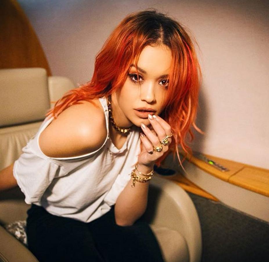 De rojo se ha teniño la cantante británica, que ha hecho del rubio platino su bandera durante años. Del cambio se ha encargado su estilista de cabello favorita,  Alisha Dobson . Eso sí, el tinte es totalmente vegano, de una de sus marcas de culto: Bleach London