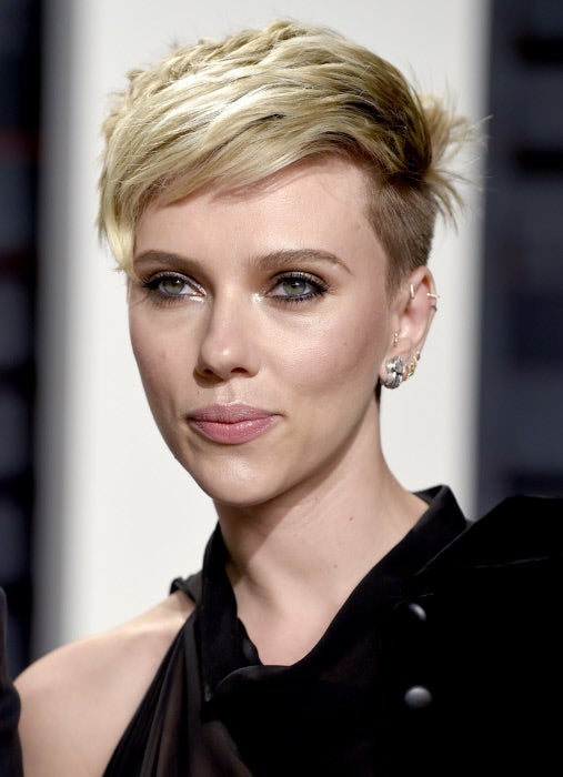 Scarlett Johansson es una de las famosas que más veces cambian de look, aunque últimamente era fiel a su pixie cortito en rubio platino.