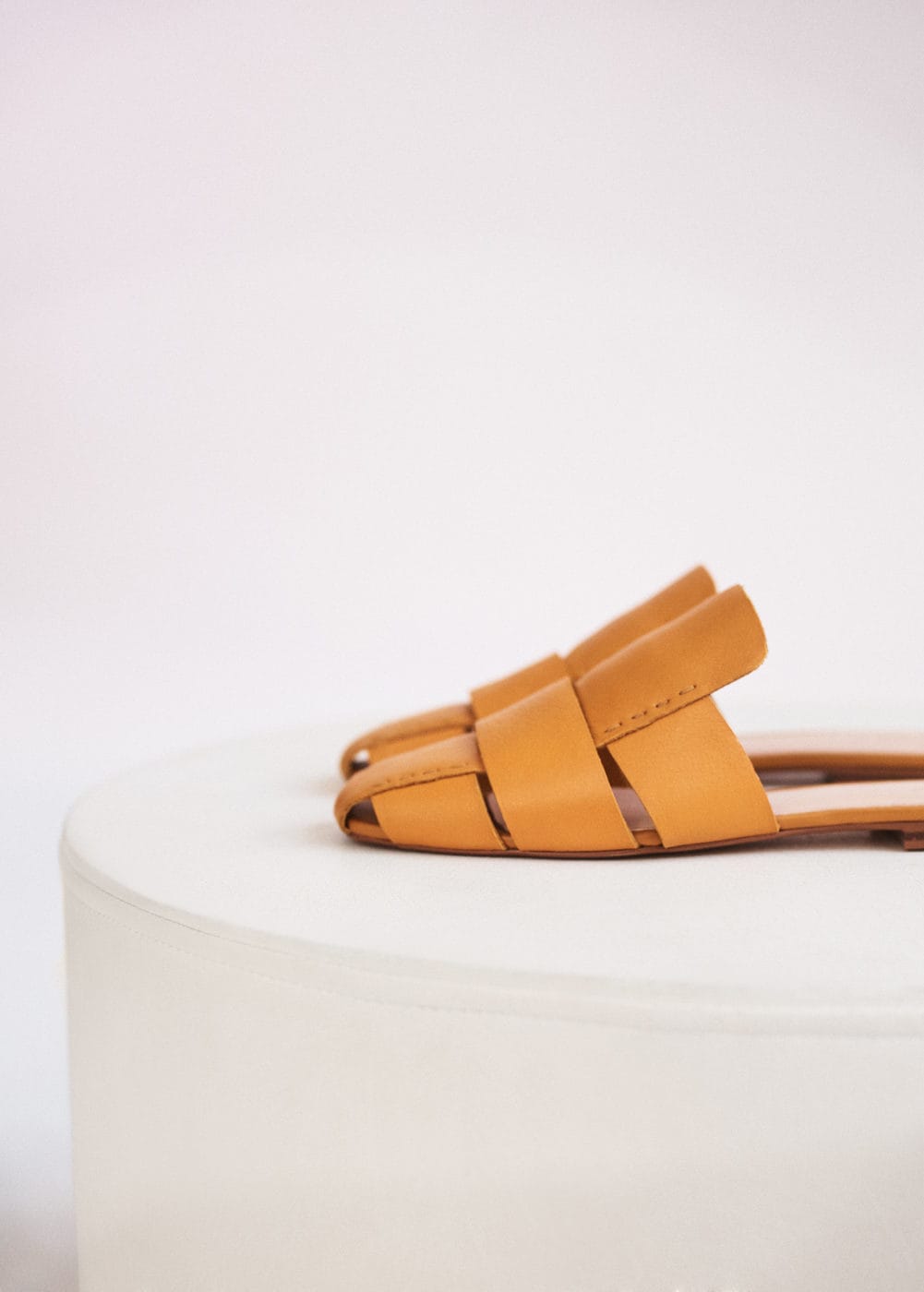 Mules tipo cangrejeras de piel color mostazada de Mango. Precio: 39,99 euros.