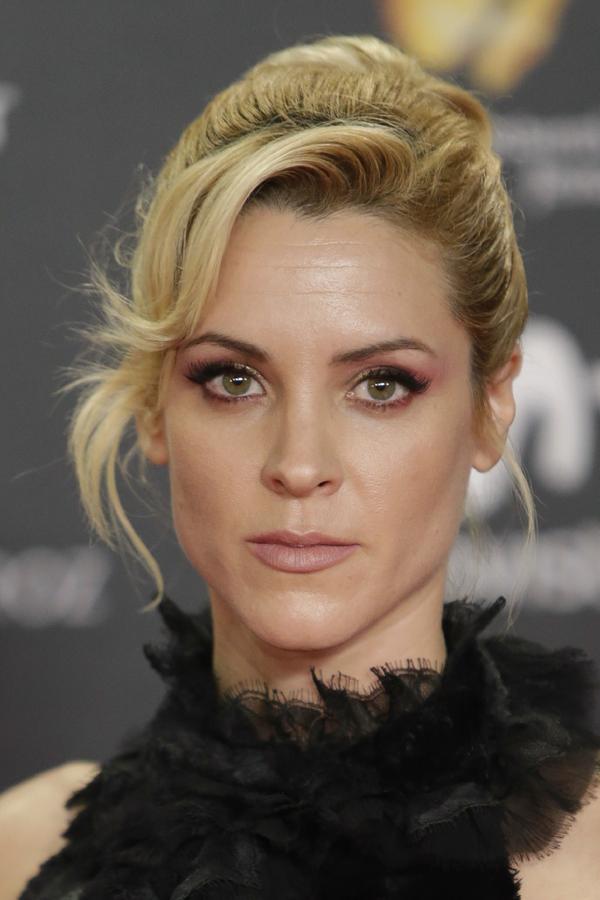 Maggie Civantos lució un moño clásico con ondas en el flequillo y maquillaje en tonos rosas que acompañó con pestañas XXL.