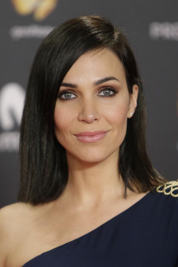 Nerea Garmendia con melena midi lisa, ojos ahumados en tonos marrones y labios rosas.