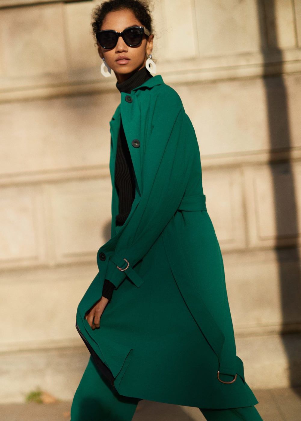 Trench verde fluido de Mango. Precio: 79,9 euros.