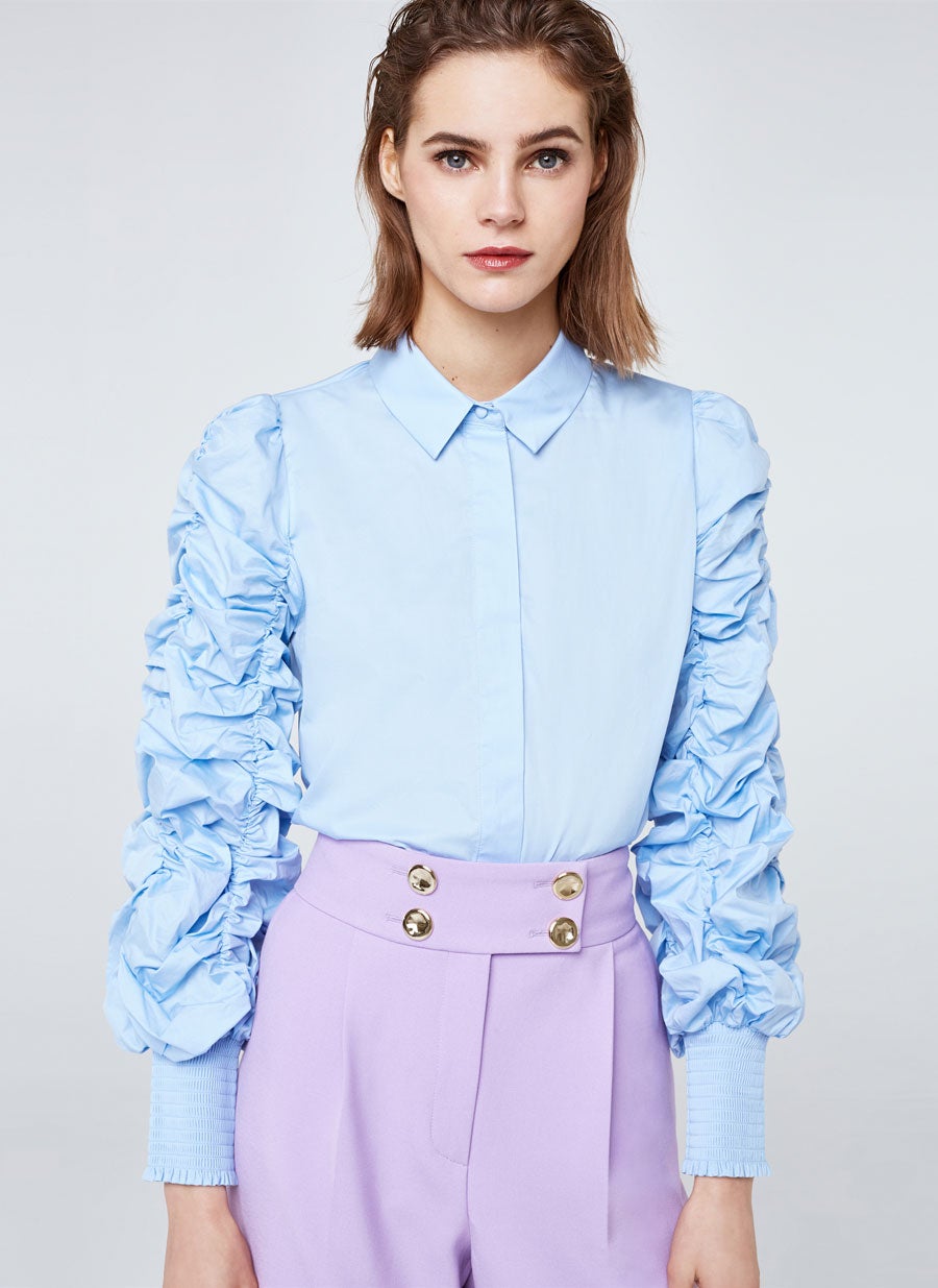 Blusa con mangas fruncidas de Uterqüe. Precio: 69 euros.