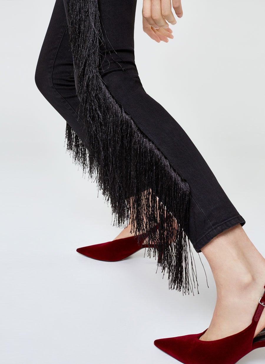 Vaqueros negros con flecos de Uterqüe. Precio: 79 euros.