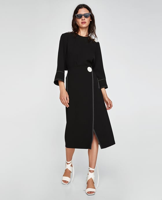 Falda tipo pareo con botón blanco de Zara. Precio: 29,95 euros.