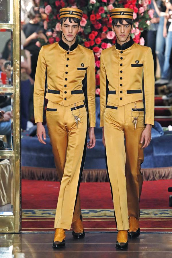 Seguida, por supuesto, del provocativo (y maravilloso) desfile de Palomo Spain, el último fenómeno de la moda 'made in Spain'.