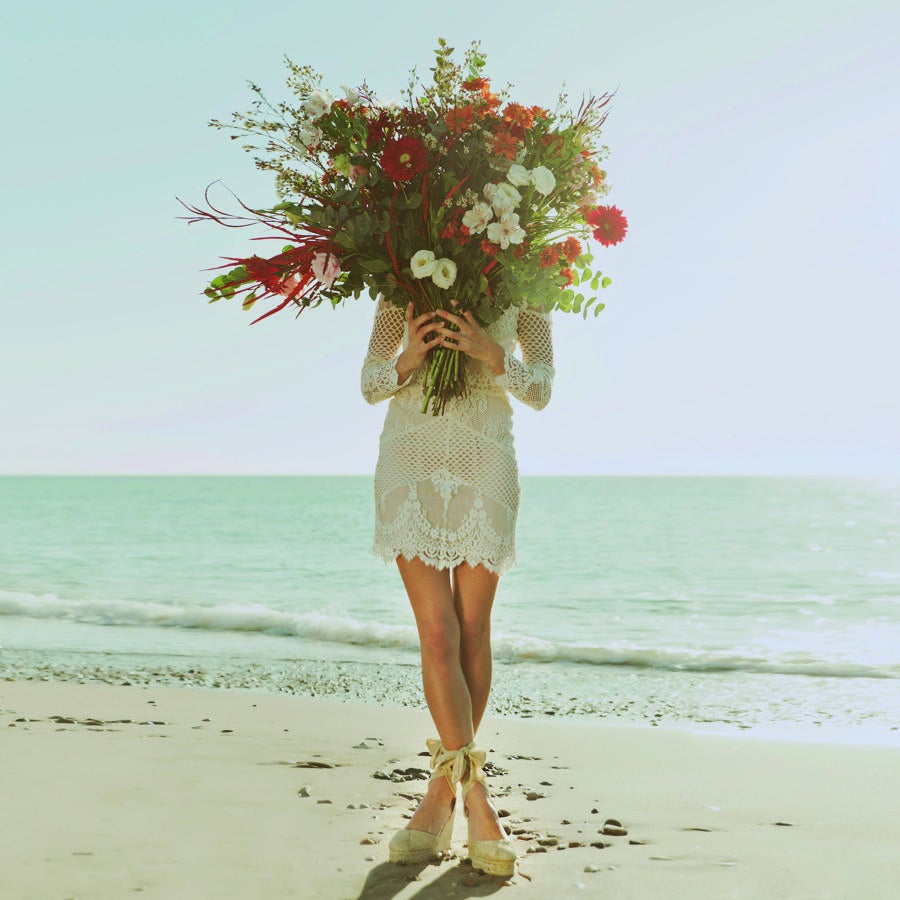 ¿Quién dice que los zapatos de novia tienen que ser incómodos? Las alpargatas, con cuña, de tacón y planas, son la mejor opción cuando no se quiere renunciar a la elegancia.