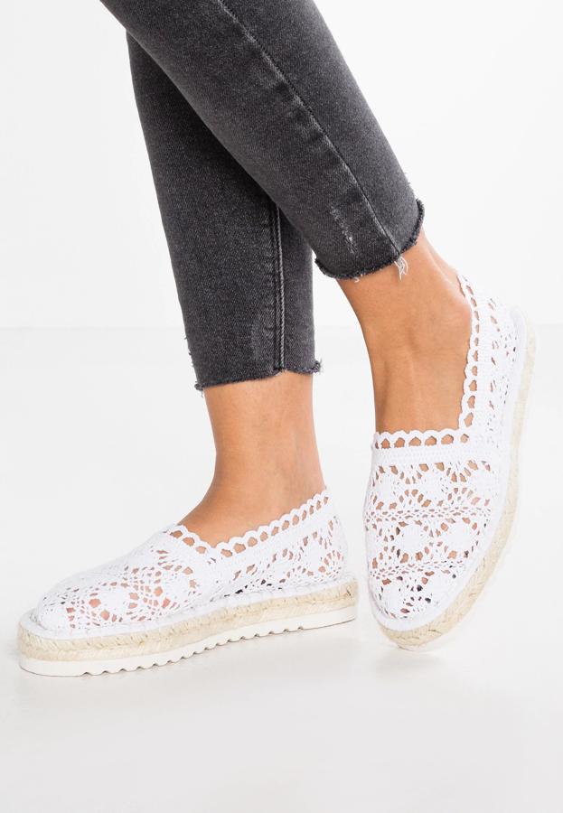 De estilo 'naive' en crochet blanco, perfectas para una novia 'rustic chic'. Precio: 31.99 euros en Zalando.