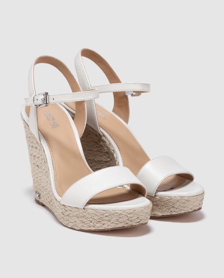 Con alta cuña, plataforma delantera y acabado en cuero blanco. Atemporales y perfectas para ganar centímetros e ir súper cómoda. Precio: 145 euros en El Corte Inglés.