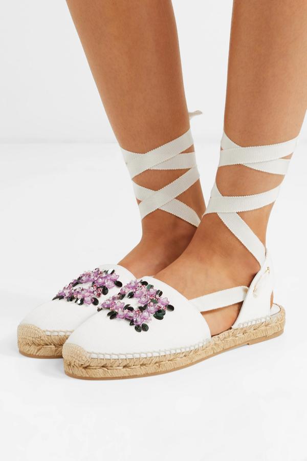 Con bordado joya en color, perfectas para novias 'boho' que se casen en el campo y no quieran renunciar ni a la comodidad ni al estilo. Precio: 690 euros en Net-a-Porter