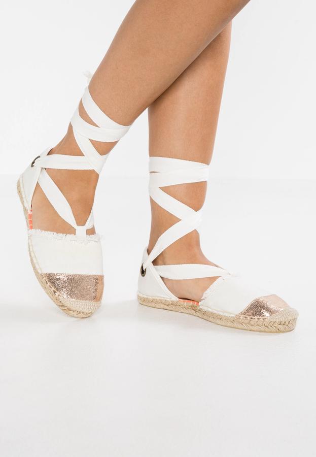 Con un toque glitter y planas, perfectas para ir sofisticadas y muy cómodas. Precio: 34.95 euros en Zalando.