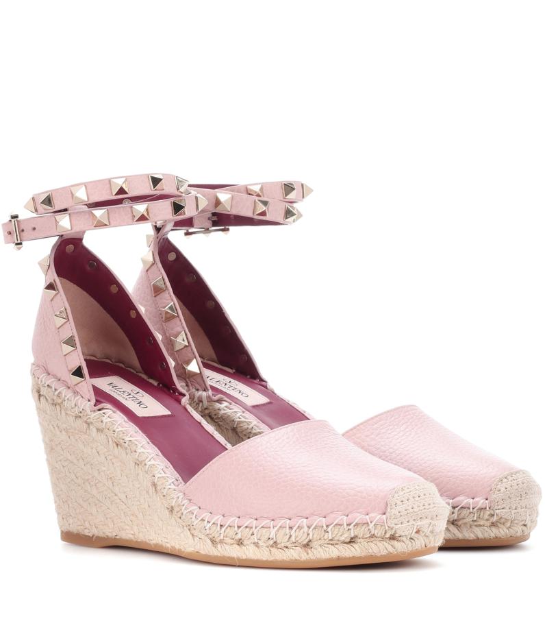 Los icónicos 'Rockstud' de Valentino, en versión alpargata y en rosa para poner un toque de color a tu look de novia. Precio: 590 euros.