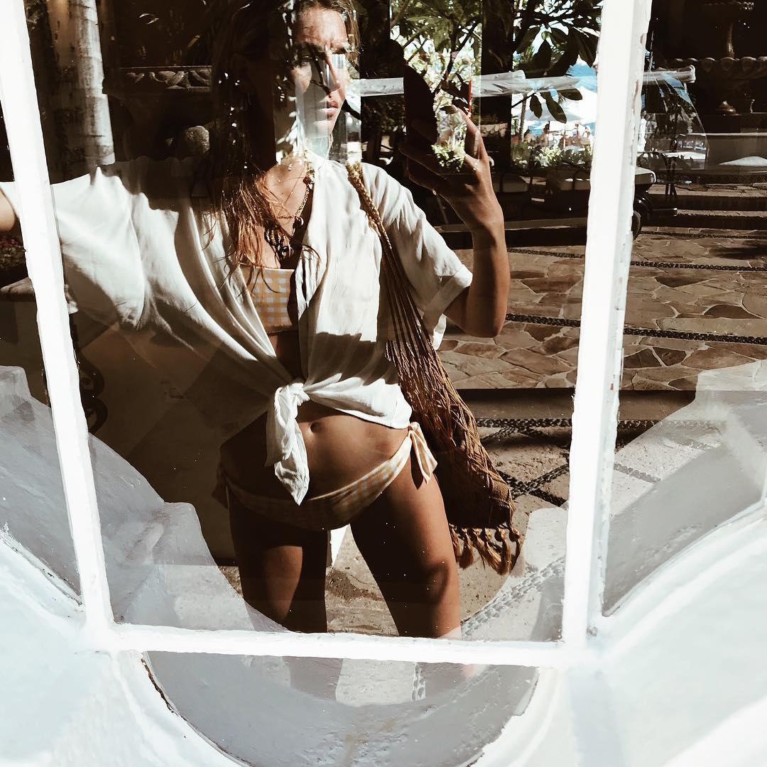 Aunque el verano queda lejos, ya sabemos que no habrá mejor complemento para los looks de playa que un collar de conchas de Camille Charriere