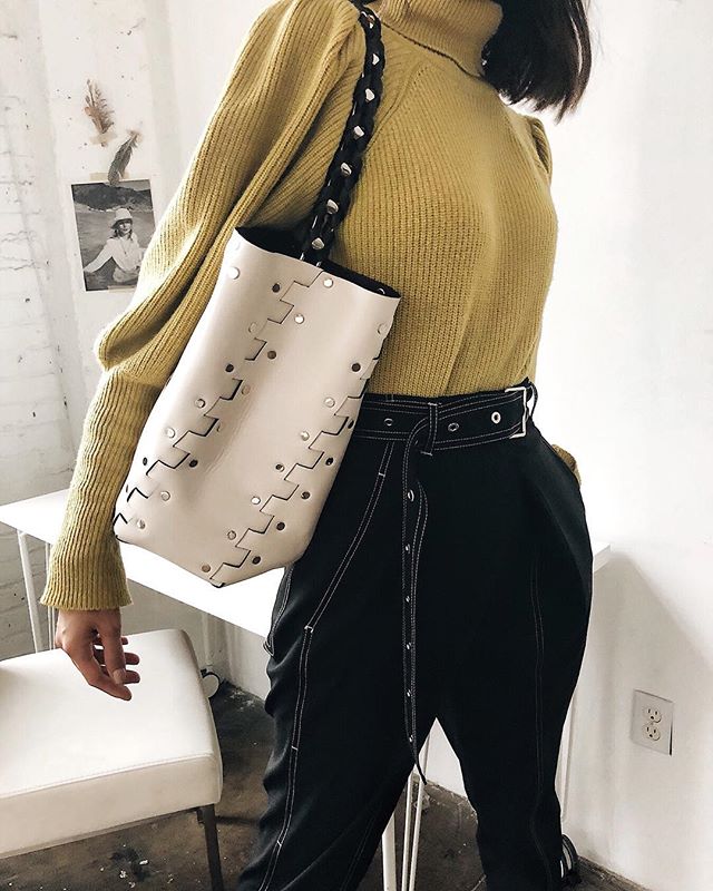 Los cinturones se vuelven maxi, muy maxi, como los de Chriselle Lim.