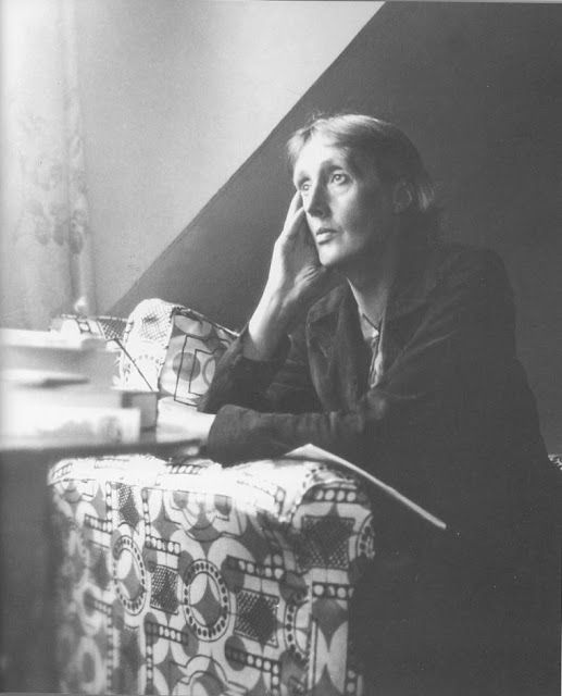 "Y de nuevo volvió a sentirse sola ante la presencia de su eterna antagonista: la vida" (Virginia Woolf)